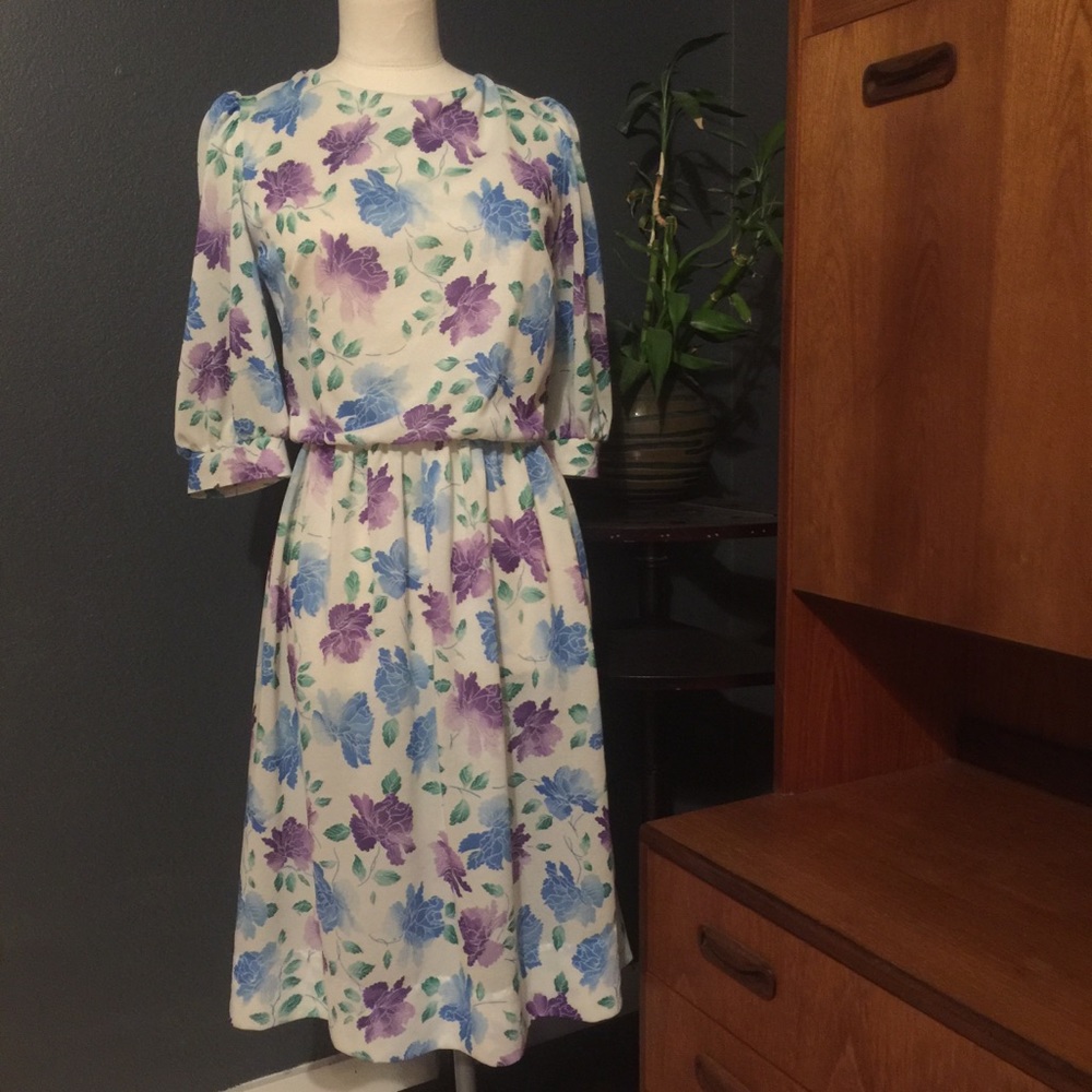 Gorgeous vintage dress. Beautiful colors.